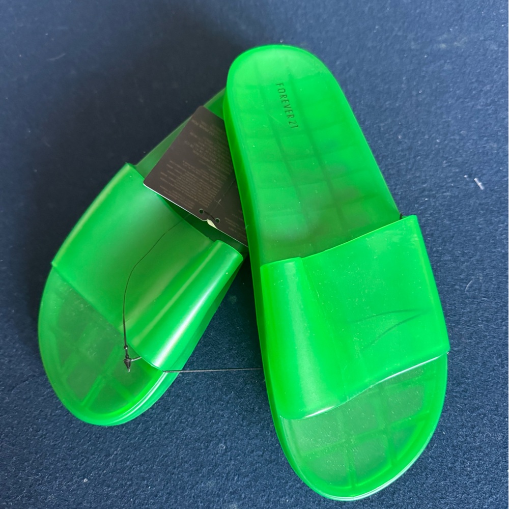 Forever 21 Bright Green Sandal/Slides 💚 get in on the trend cute comfy& so cool!